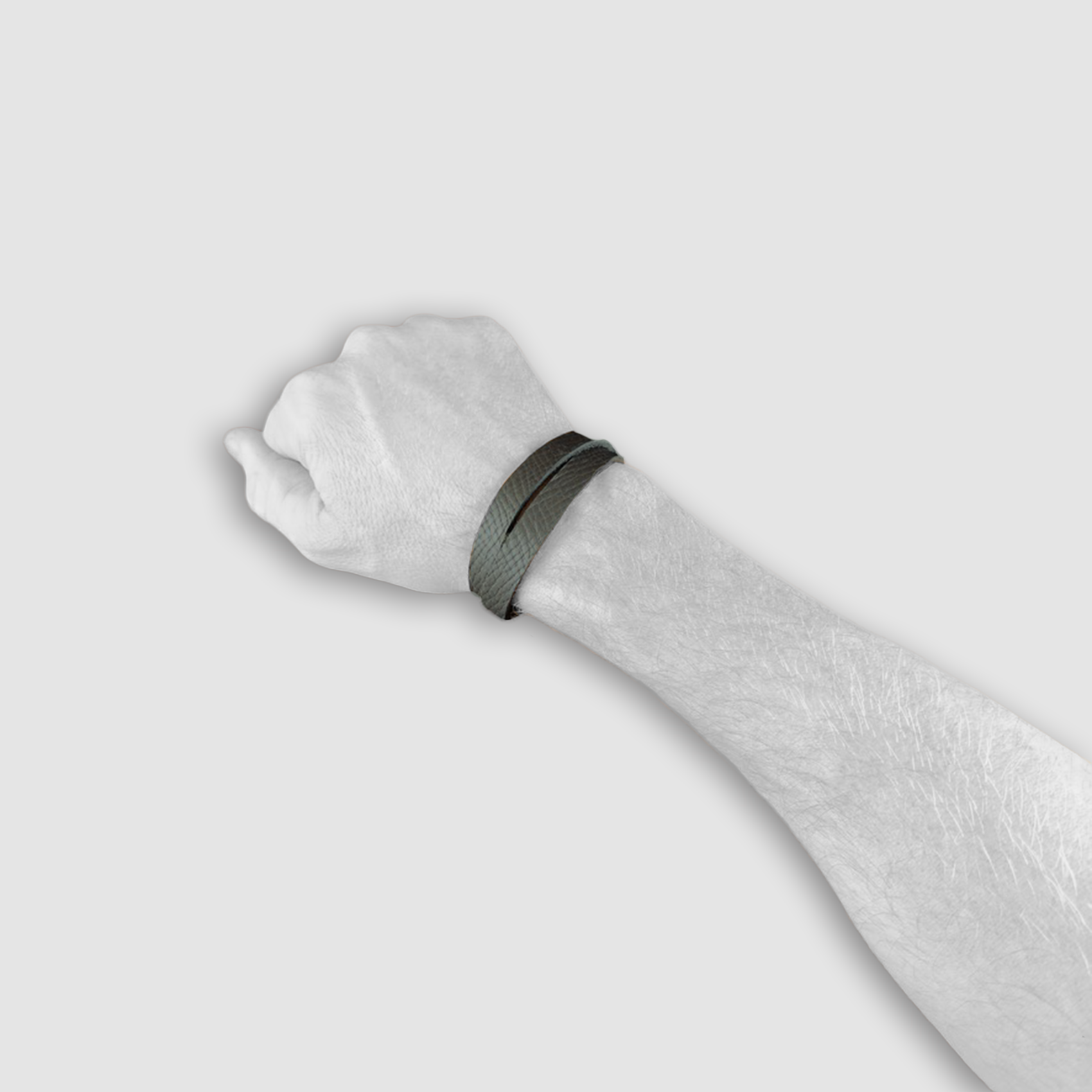 Bracelet in dark green hatch grain leather on wrist