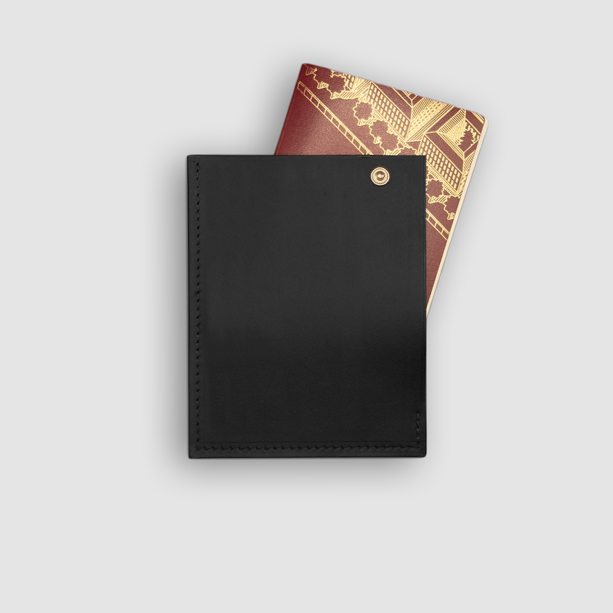 Passport holder in black baranil calf leather with passport sticking out